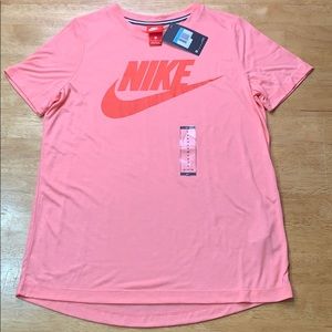 NEW Nike women’s medium short sleeve shirt